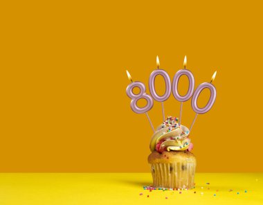 8000 sayısını oluşturan mor mumlar - İzlenme, görüş veya takipçi sayısı.