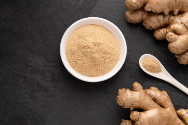 Taze kesilmiş zencefil kökü - Zingiber ofis pudrası