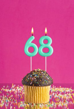 Kekli doğum günü kartı ve 68 numaralı mum - Pembe arka plan.