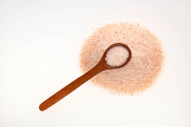 Himalaya pembe ince tuzu kaşıkta saf kristaller halinde tuz..