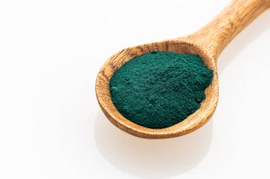 Tahta kaşıkta organik spirulina tozu..