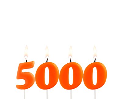 5.000 sayısını oluşturan mumlar - takipçi veya görüntüleme sayısı.