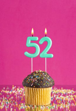 Cupcake ve 52 numaralı mumlu doğum günü kartı - Pembe zemin.