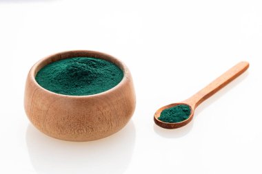 Kâse ve kaşıkta organik spirulina tozu - sağlıklı yiyecek.