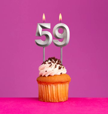 59 numaralı doğum günü mumu ve menekşeli kek..