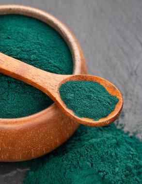 Organik spirulina alg tozu - sağlıklı besin.