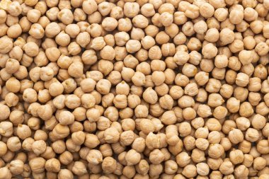 Cicer arietinum - Yüksek kaliteli çiğ bezelye taneleri saçılmış.