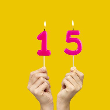 15 numaralı doğum günü - Eller fuşya renkli mumlar tutuyordu