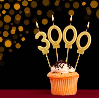 3000 numaralı doğum günü mumu - Siyah arkaplanlı ve odak ışıkları olmayan kek