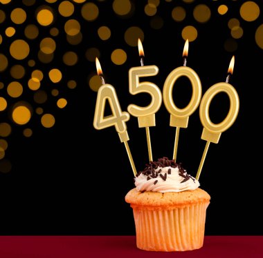 Kekli doğum günü mumu - 4500 numara odak ışıkları kapalı siyah arkaplan
