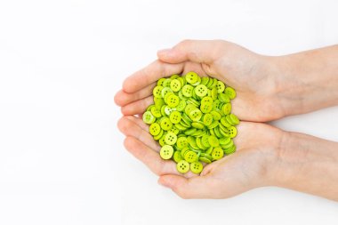 Bir kadının elinde sayısız yeşil düğme