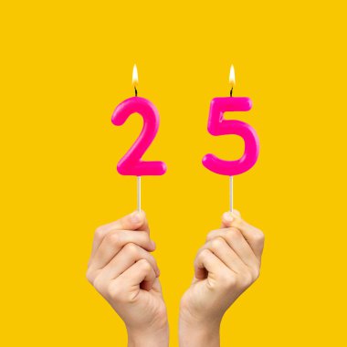 Doğum günü 25 - Eller fuşya renkli mumlar tutuyordu