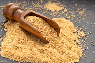 Amaranthus kaşık içinde çiğ papağan tohumu