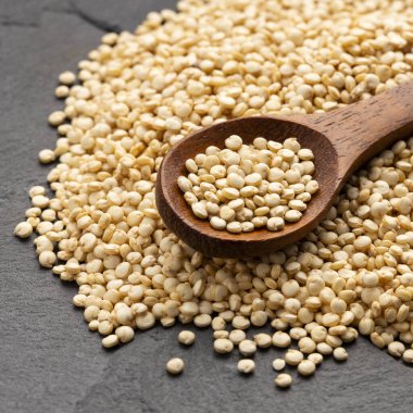 Bir kaşıkta çiğ beyaz kinoa tohumu - Chenopodium kinoa