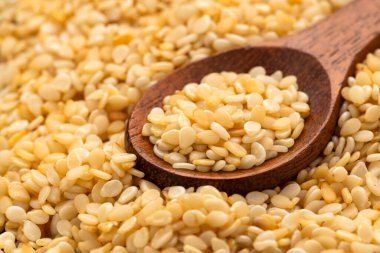 Bir kaşıkta organik susam tohumları - Sesamum indicum