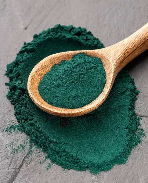 Tahta kaşıkta organik spirulina tozu..