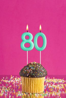 Kekli doğum günü kartı ve 80 numaralı mum - Pembe arka plan