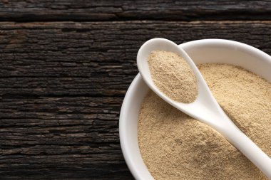 Lepidium meyenii - Kaşık ve kâsede organik Peru macası tozu.