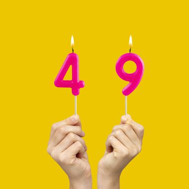 49 numaralı doğum günü - Fuşya renkli mumlar tutan eller