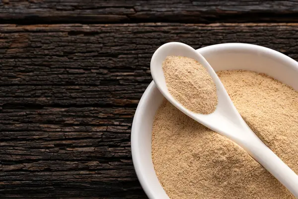 Lepidium meyenii - Kaşık ve kâsede organik Peru macası tozu.