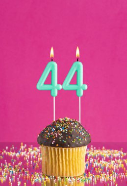 Kek ve 44 numaralı mumlu doğum günü kartı - Pembe zemin.