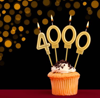 4000 numaralı doğum günü mumu - Siyah arkaplanlı ve odak ışıkları olmayan kek