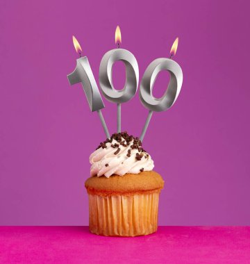 Menekşe arkaplanda doğum günü kartı - 100 numaralı mum