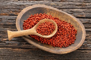 Kırmızı organik annatto tohumları kaşık ve kase - Bixa Orellana