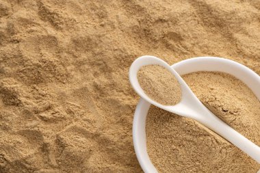 Lepidium meyenii - Kaşık ve kâsede organik Peru macası tozu.