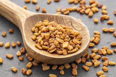 FenuYunan doğal aromatik tohumları - Trigonella foenum-graecum. Sağlıklı yemek.