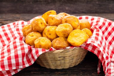 Kızarmış patates - Tipik Kolombiya gastronomisi.