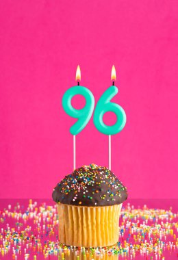 Kekli doğum günü kartı ve 96 numaralı mum - pembe arka plan