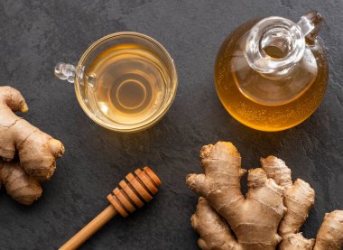 Sıcak organik zencefil kökü çayı - Zingiber Office.