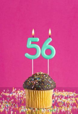 Cupcake ve 56 numaralı mumlu doğum günü kartı - pembe zemin.