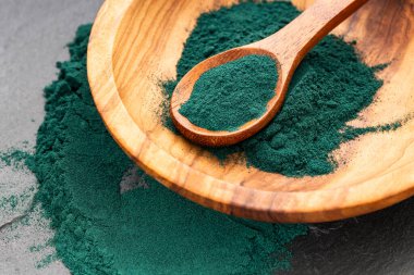 Zeytinyağı tozu sağlıklı beslenme takviyesi - kaşık ve kâsede alg tozu.