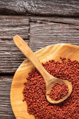 Bixa Orellana kaşık ve kâsede organik kırmızı annatto tohumları