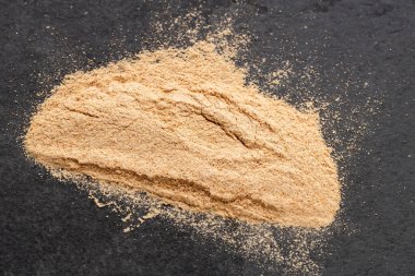 Lepidium meyenii - Bir yığın kurutulmuş Peru maca tozu.