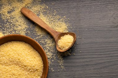 Taze gevrek panko kırıntıları kasede ve tahta kaşıkta.