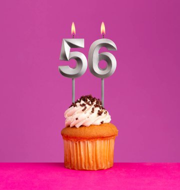 Mor arka planda doğum günü kartı - 56 numaralı mum.