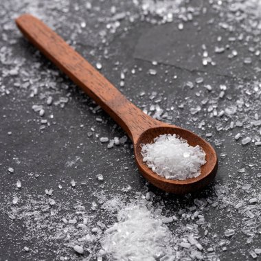 Magnezyum klorür, deniz suyu ve tuzlu suda bulunan bir magnezyum kaynağı olan iyonik mineral bileşiğidir..