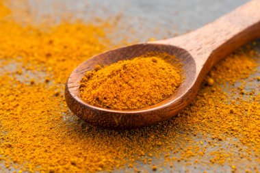 Turmerik kaşıkta çok sağlıklı bir türdür, Curcuma longa.