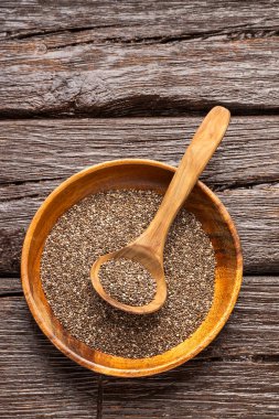 Kâse ve kaşıkta organik chia tohumları - Salvia hispanica