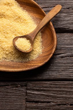 Taze gevrek panko kırıntıları kasede ve tahta kaşıkta.