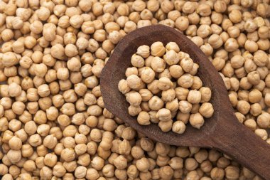 Cicer arietinum - kaşıkta yüksek kaliteli çiğ nohut.