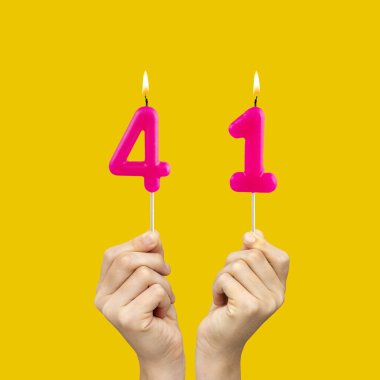 41 numaralı doğum günü - Eller fuşya renkli mumları tutuyor
