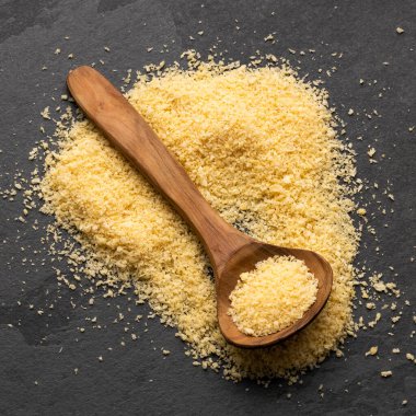 Sarı Japon panko kırıntıları tahta kaşıkta