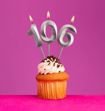 Mor arka planda doğum günü kartı - 106 numaralı mum
