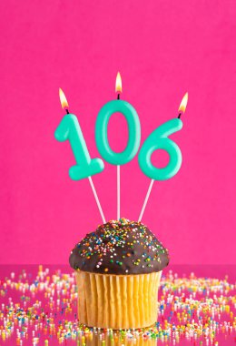 Kekli doğum günü kartı ve 106 numaralı mum - Pembe arka plan