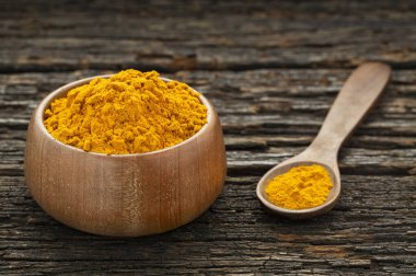 Kavanoz ve kaşıkta kurutulmuş zerdeçal tozu Curcuma longa