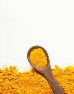 Kaşıkta kurutulmuş zerdeçal tozu Curcuma longa